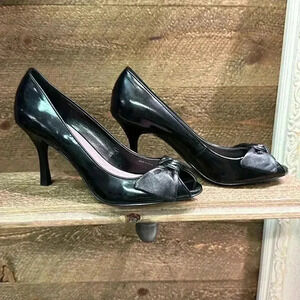 Tahari Peep Toe leather heels with bow on the front Size 8